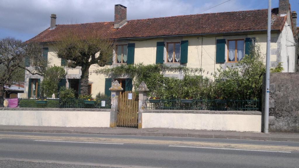 לינה וארוחת בוקר Bouresse La Maison Jaune מראה חיצוני תמונה
